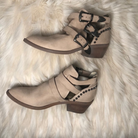 DV by Dolce Vita Shoes - DOLCE VITA LEATHER  SPUR bootie EUC sz 7 1/2